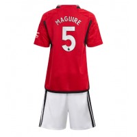 Camiseta Manchester United Harry Maguire #5 Primera Equipación para niños 2023-24 manga corta (+ pantalones cortos)